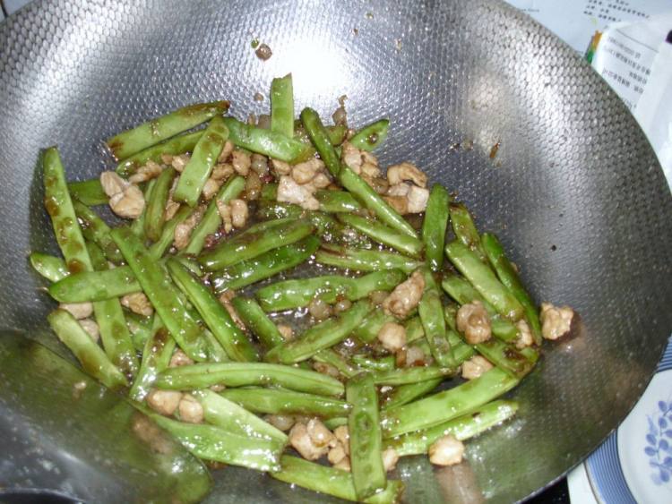 干煸肉粒扁豆步骤7