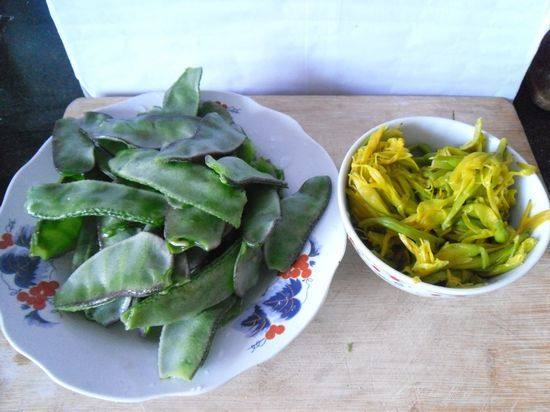 黄花菜烧扁豆条步骤1