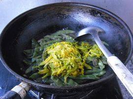 黄花菜烧扁豆条步骤7