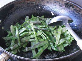 黄花菜烧扁豆条步骤4