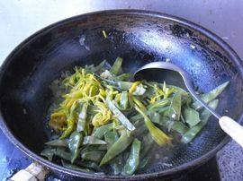 黄花菜烧扁豆条步骤8