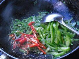 青红椒炒扁豆步骤7