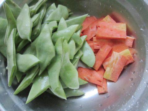 扁豆炒香肠步骤1