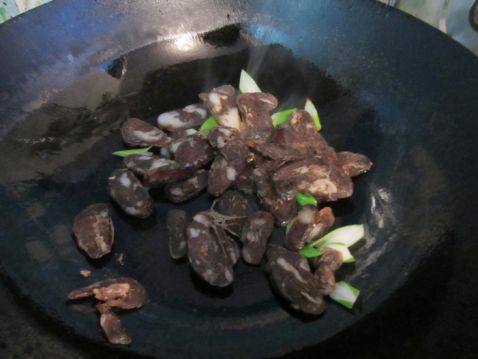 扁豆炒香肠步骤4