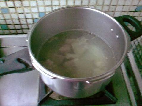 扁豆骨头汤步骤6