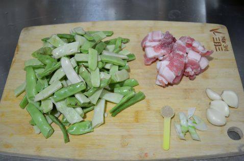 农家肉焖扁豆步骤1