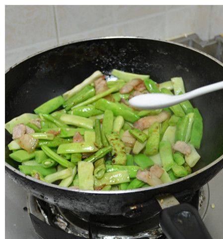 农家肉焖扁豆步骤5