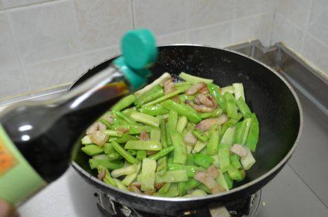 农家肉焖扁豆步骤4