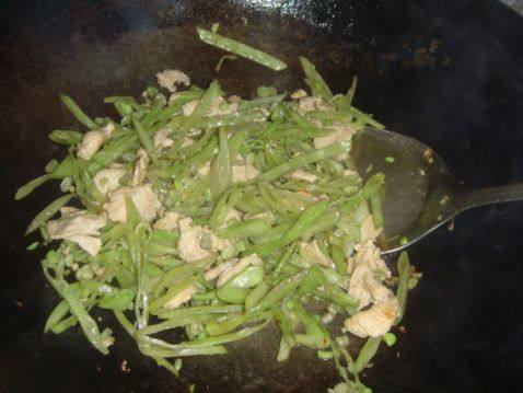 鸡肉片炒扁豆丝步骤5