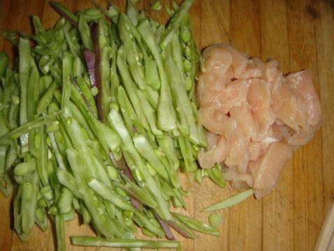 鸡肉片炒扁豆丝步骤1