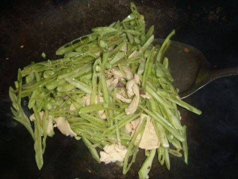 鸡肉片炒扁豆丝步骤4