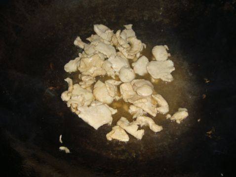 鸡肉片炒扁豆丝步骤3