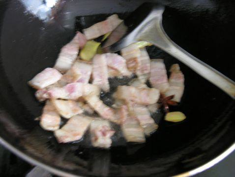 五花肉烧扁豆角步骤3