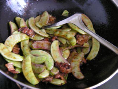 五花肉烧扁豆角步骤6