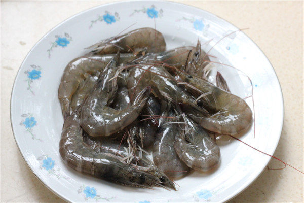桂圆虾仁玉米粒步骤1