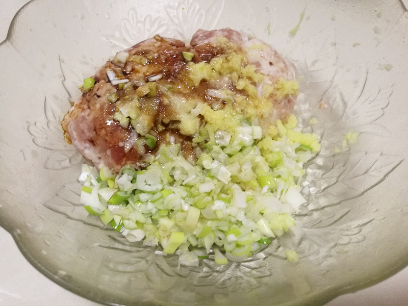 猪肉酸菜水饺步骤1