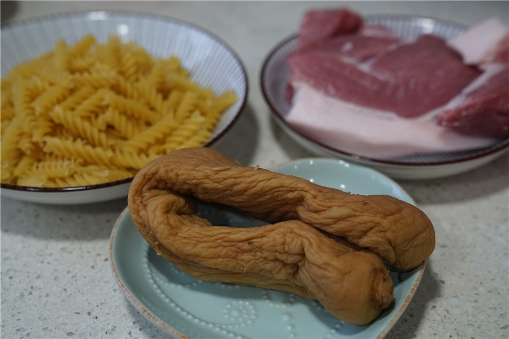 菜脯肉粒拌意面步骤1