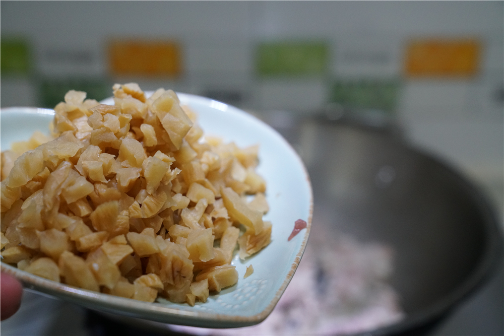 菜脯肉粒拌意面步骤3