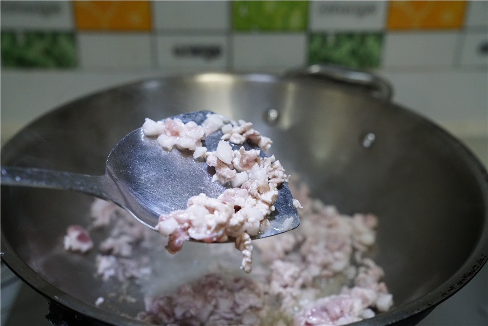 菜脯肉粒拌意面步骤2
