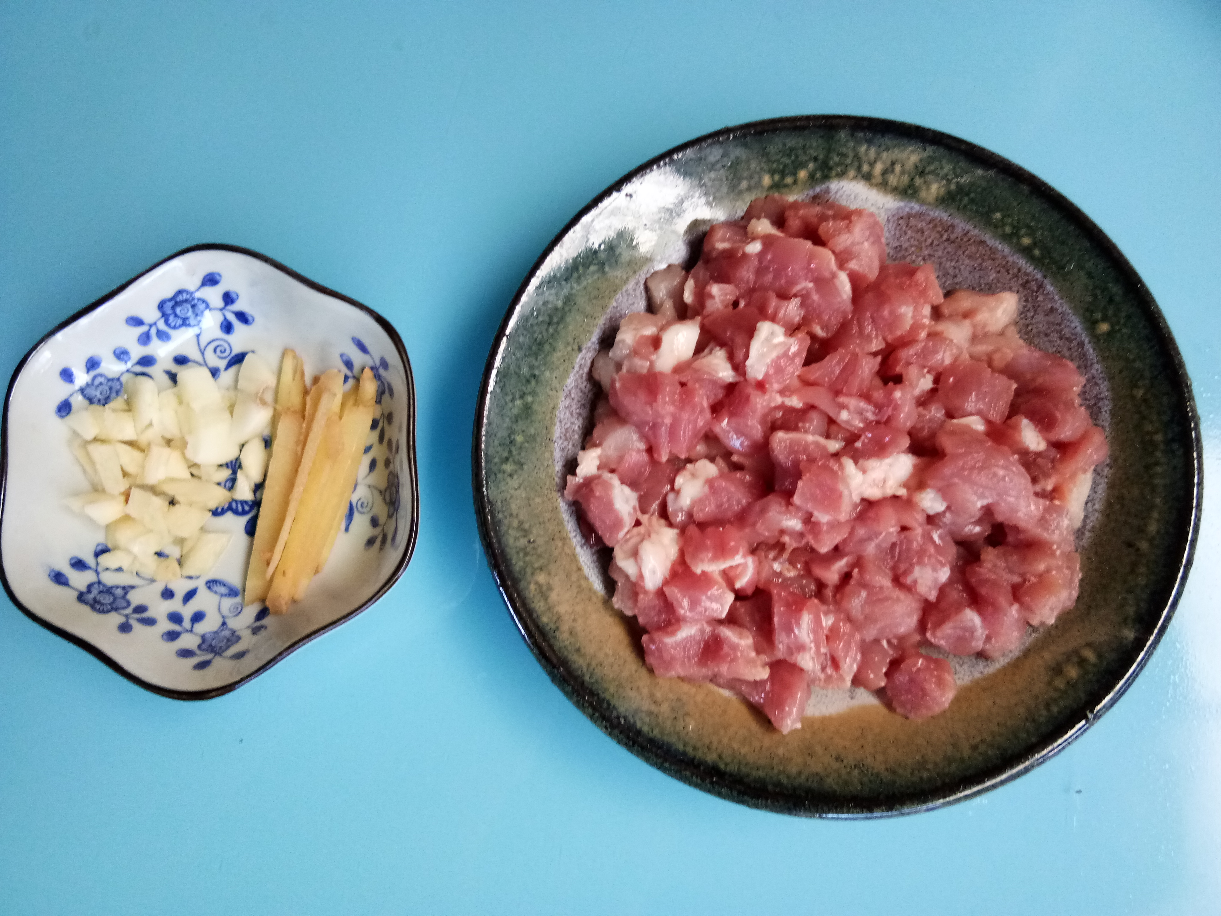 毛豆炒肉丁步骤2