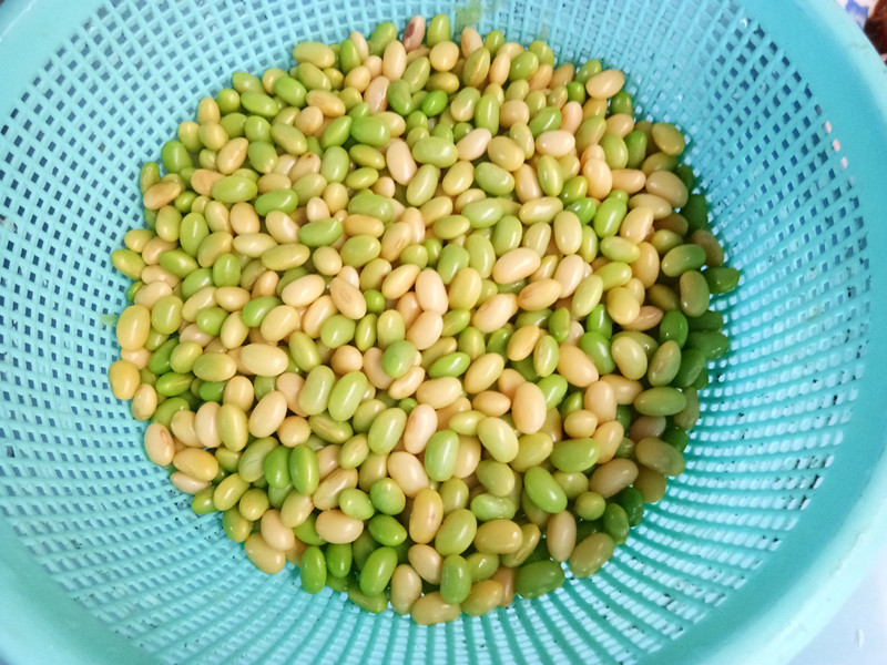毛豆炒肉丁步骤5