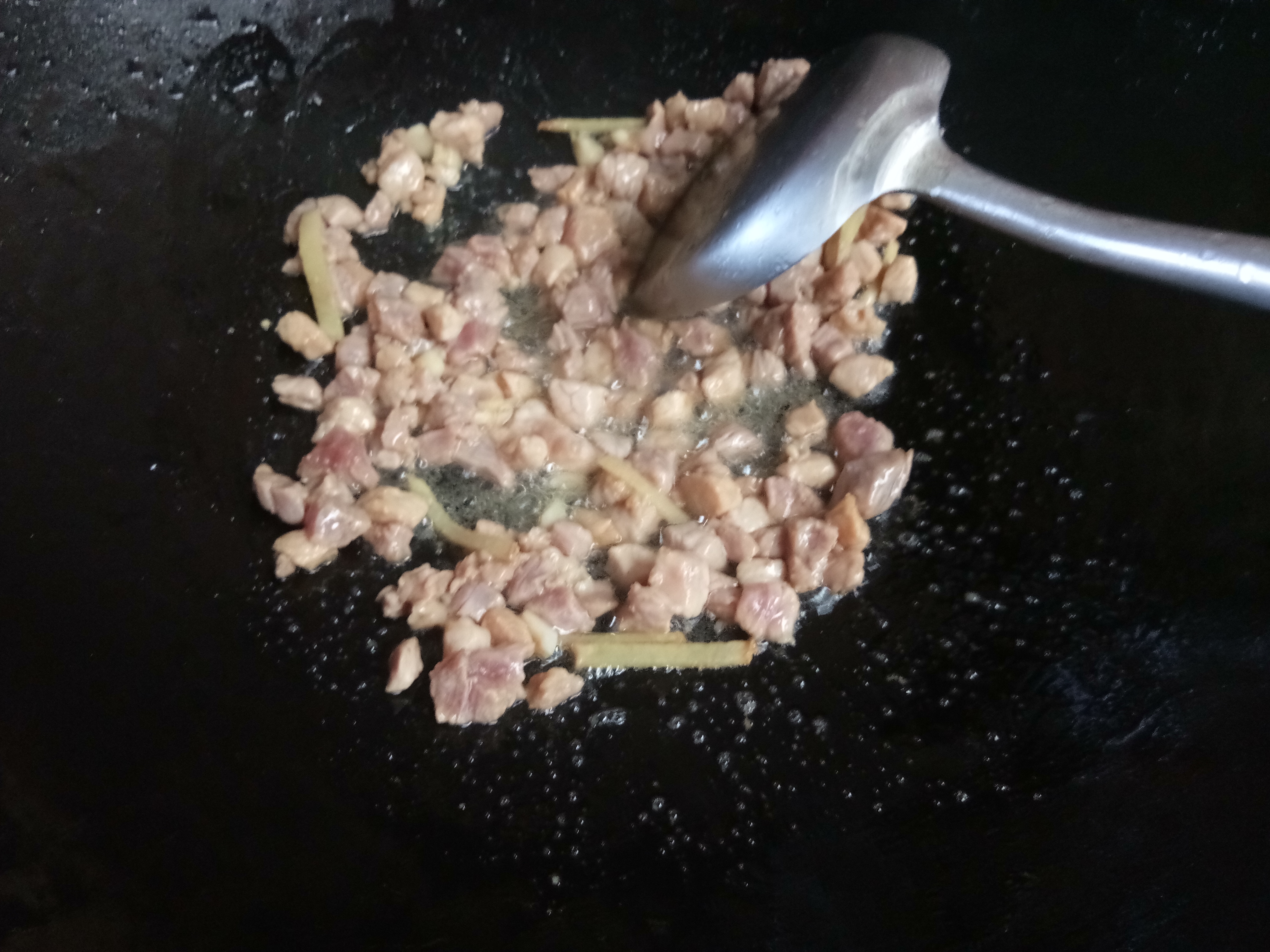 毛豆炒肉丁步骤7