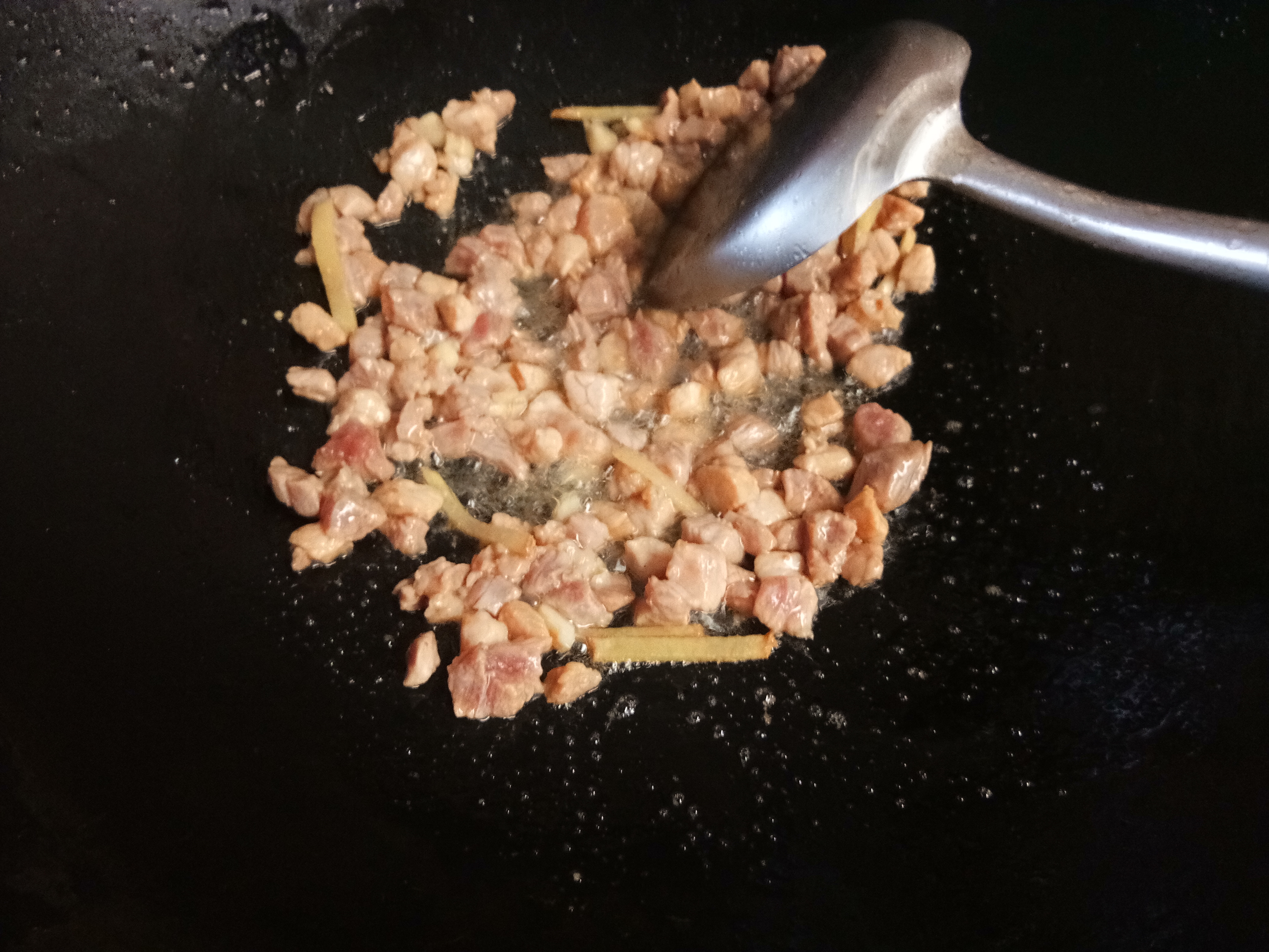 毛豆炒肉丁步骤8
