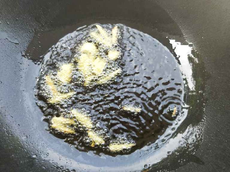 韭花炒肉丝步骤5