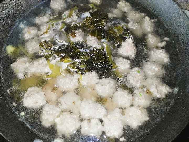 酸菜丸子汤步骤6