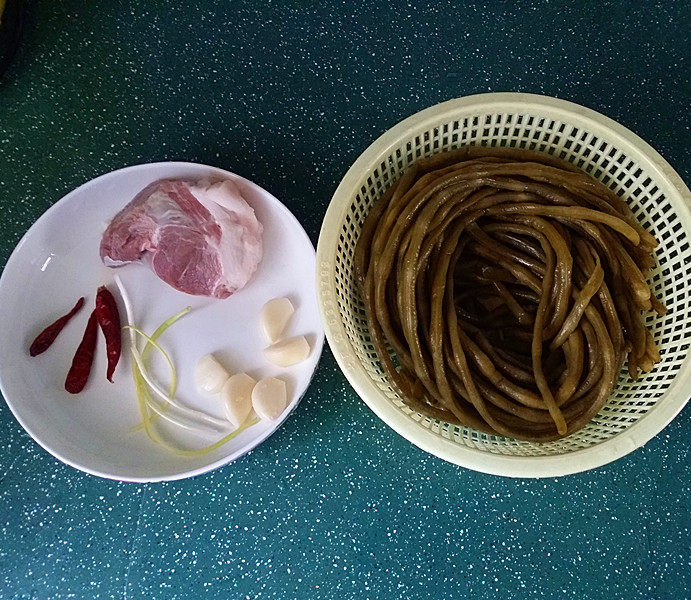肉沫酸豆角步骤1