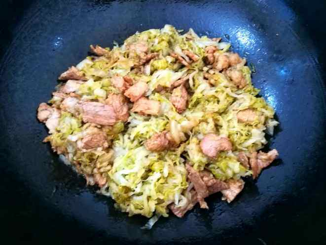 东北酸菜炒肉步骤5