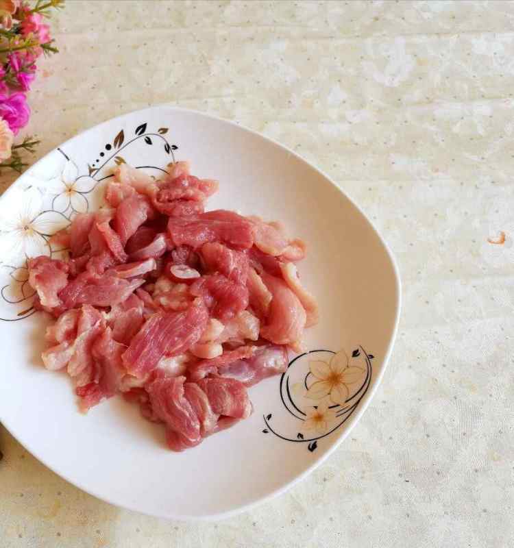 东北酸菜炒肉步骤2