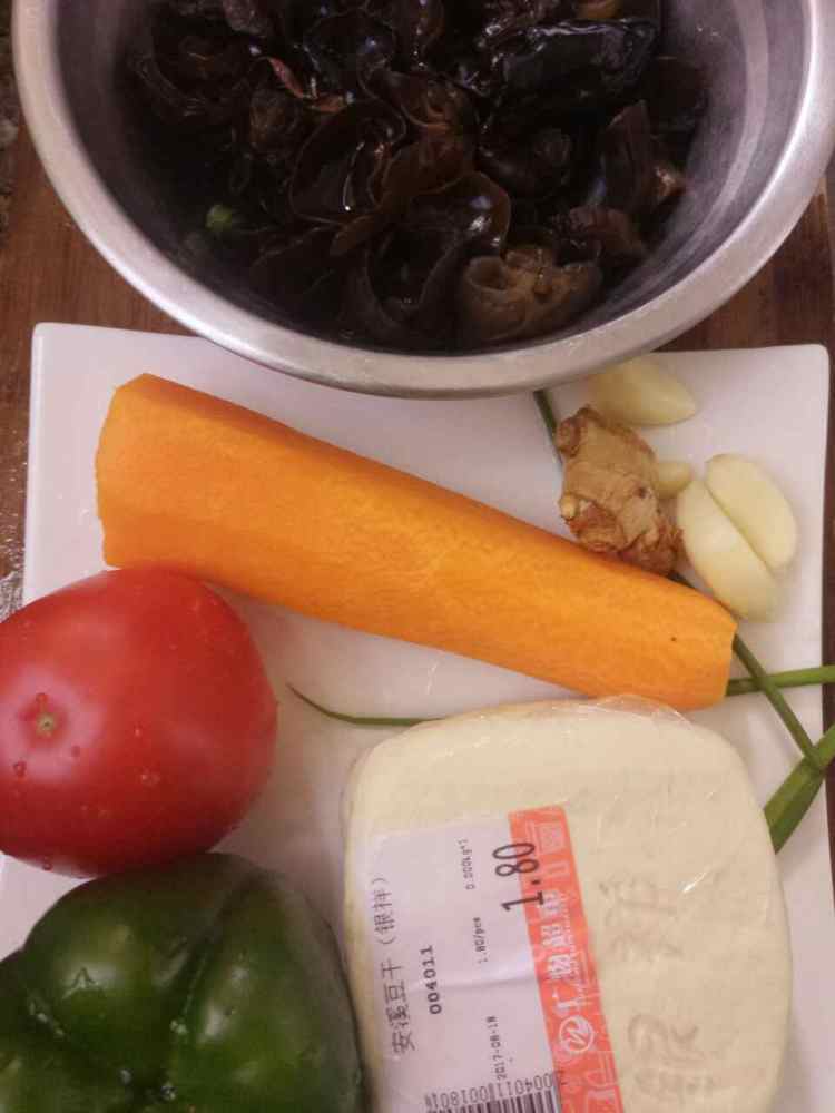 西红柿豆干炒肉片步骤1