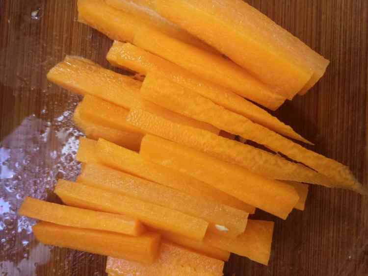 西红柿豆干炒肉片步骤4