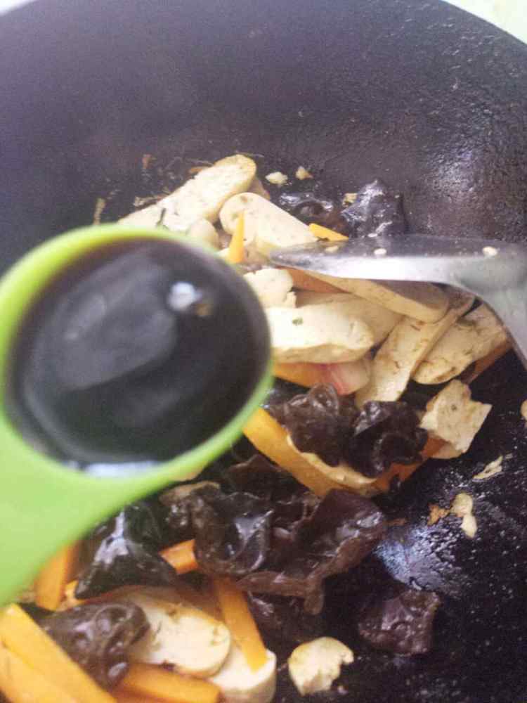 西红柿豆干炒肉片步骤9