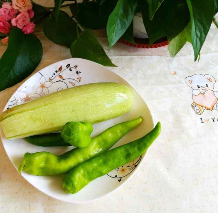 西葫芦尖椒炒肉步骤1