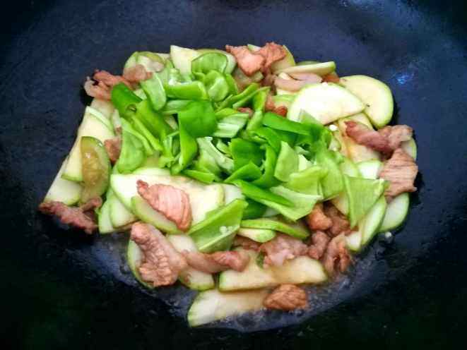 西葫芦尖椒炒肉步骤8