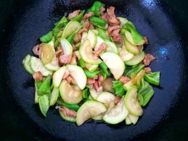 西葫芦尖椒炒肉步骤9