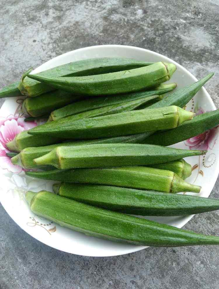 秋葵炒肉步骤1