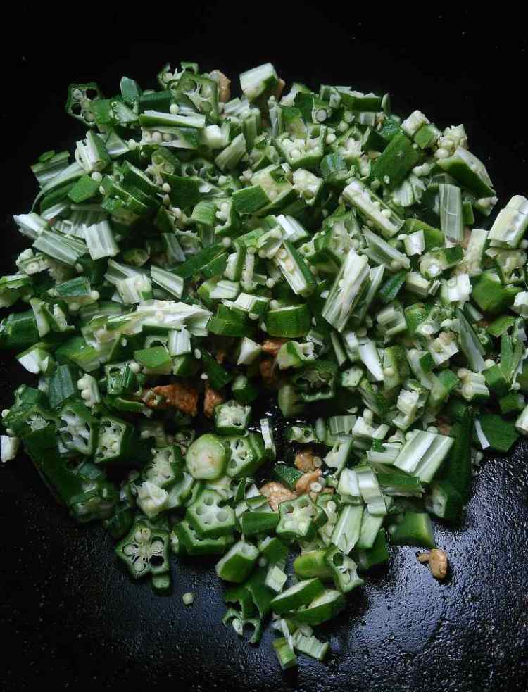 秋葵炒肉步骤9