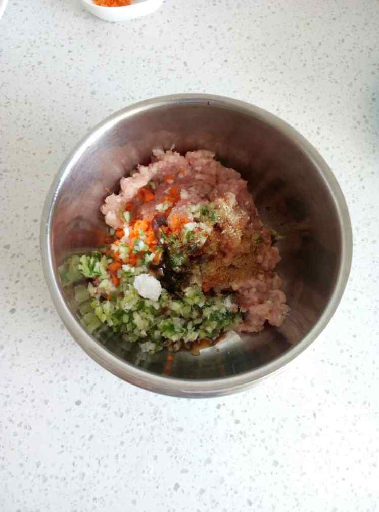 白菜肉卷步骤2