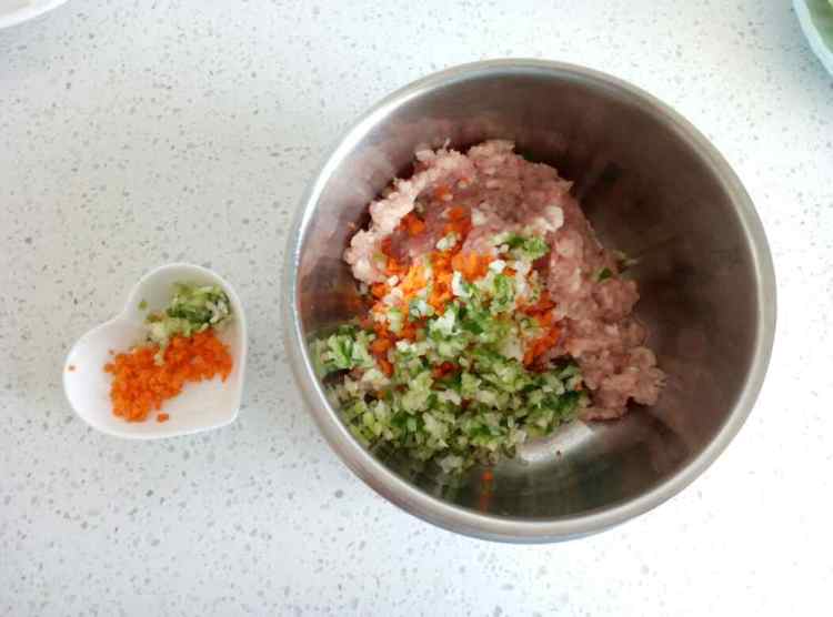 白菜肉卷步骤1