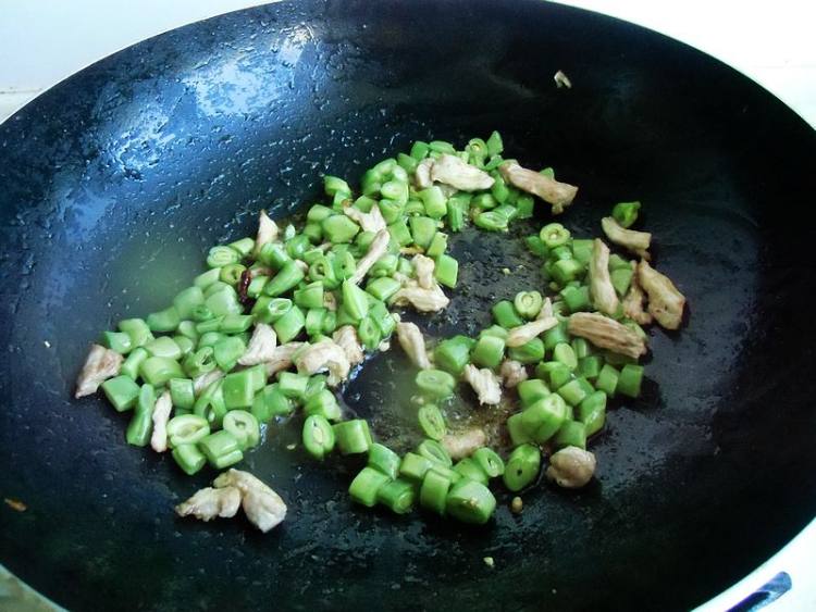 豆角炒丁丁面步骤6