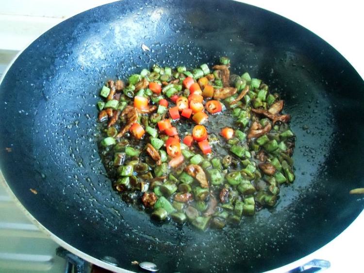 豆角炒丁丁面步骤8