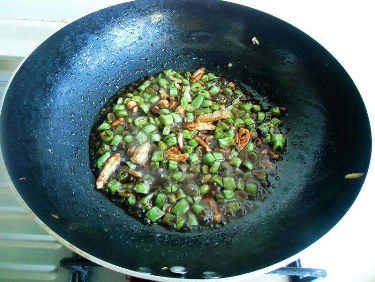 豆角炒丁丁面步骤7