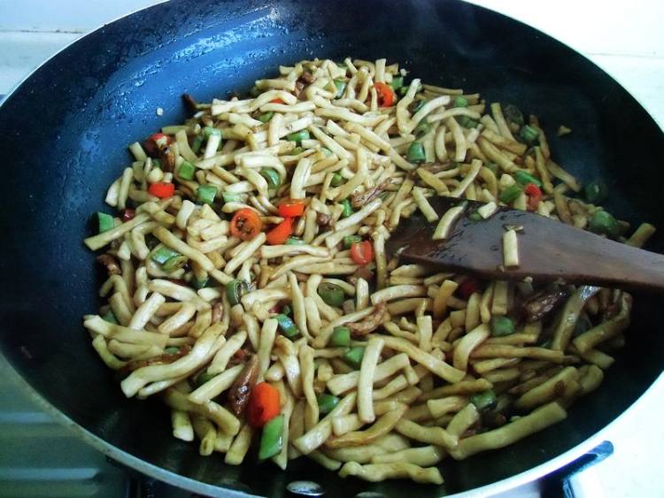 豆角炒丁丁面步骤12