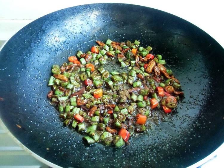 豆角炒丁丁面步骤9