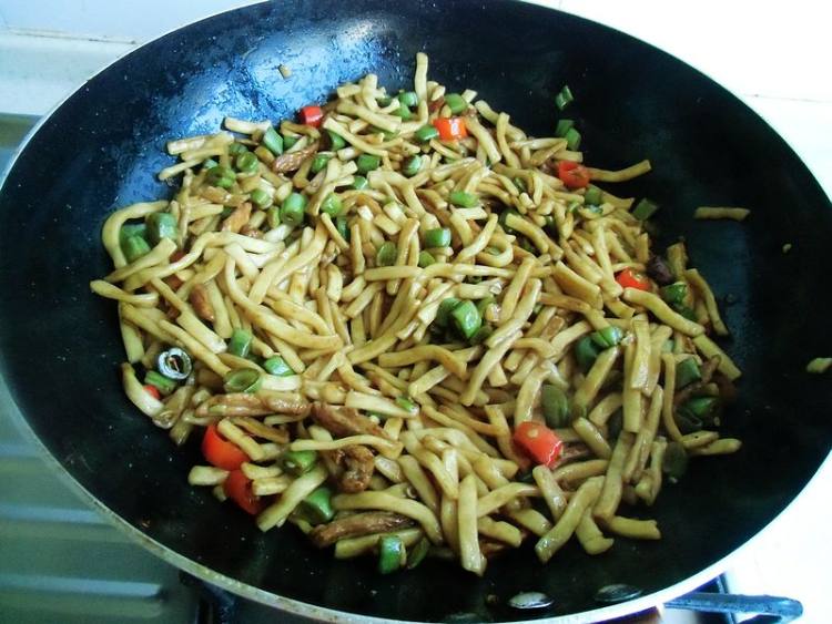 豆角炒丁丁面步骤13