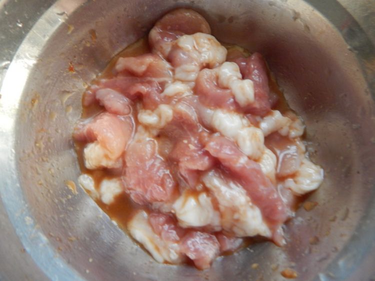 西芹木耳炒肉片步骤2