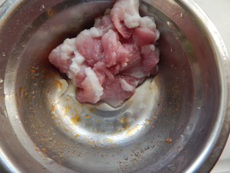 西芹木耳炒肉片步骤1